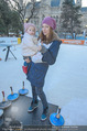 Promi Eisstockschießen - Rathausplatz - Mo 23.02.2015 - Regina KAIL mit Tochter Nana14