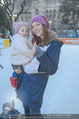 Promi Eisstockschießen - Rathausplatz - Mo 23.02.2015 - Regina KAIL mit Tochter Nana15