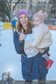 Promi Eisstockschießen - Rathausplatz - Mo 23.02.2015 - Regina KAIL mit Tochter Nana16