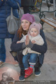 Promi Eisstockschießen - Rathausplatz - Mo 23.02.2015 - Regina KAIL mit Tochter Nana18