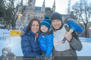 Promi Eisstockschießen - Rathausplatz - Mo 23.02.2015 - Alex LIST mit Tanja und Sohn Felix28