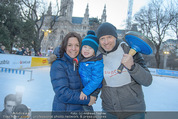 Promi Eisstockschießen - Rathausplatz - Mo 23.02.2015 - Alex LIST mit Tanja und Sohn Felix29