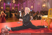 Dancer against Cancer - Hofburg - Sa 11.04.2015 - Brigitte KREN mit einen Spagat366