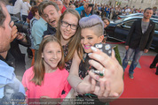 Solidarity Gala - Hofburg - Sa 16.05.2015 - Kelly OSBOURNE (macht Selfies mit Fans)1