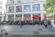 Seminaked - Desigual - Mi 17.06.2015 - Schlange vor dem Geschft (ca. 200 Personen)50