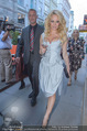 Pamela Anderson Shoppingtour - Innenstadt Wien - Do 18.06.2015 - Pamela ANDERSON spaziert durch Wien Vienna mit Weinglas28