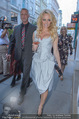 Pamela Anderson Shoppingtour - Innenstadt Wien - Do 18.06.2015 - Pamela ANDERSON spaziert durch Wien Vienna mit Weinglas29