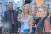 Pamela Anderson Shoppingtour - Innenstadt Wien - Do 18.06.2015 - Pamela ANDERSON spaziert durch Wien Vienna mit Weinglas35