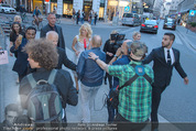 Pamela Anderson Shoppingtour - Innenstadt Wien - Do 18.06.2015 - Pamela ANDERSON spaziert durch Wien Vienna mit Weinglas38