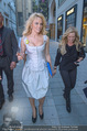 Pamela Anderson Shoppingtour - Innenstadt Wien - Do 18.06.2015 - Pamela ANDERSON spaziert durch Wien Vienna mit Weinglas47