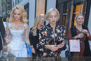 Pamela Anderson Shoppingtour - Innenstadt Wien - Do 18.06.2015 - Pamela ANDERSON spaziert durch Wien Vienna mit Weinglas49