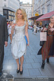 Pamela Anderson Shoppingtour - Innenstadt Wien - Do 18.06.2015 - Pamela ANDERSON spaziert durch Wien Vienna mit Weinglas54