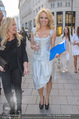 Pamela Anderson Shoppingtour - Innenstadt Wien - Do 18.06.2015 - Pamela ANDERSON spaziert durch Wien Vienna mit Weinglas73