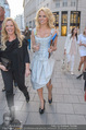 Pamela Anderson Shoppingtour - Innenstadt Wien - Do 18.06.2015 - Pamela ANDERSON spaziert durch Wien Vienna mit Weinglas74