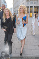 Pamela Anderson Shoppingtour - Innenstadt Wien - Do 18.06.2015 - Pamela ANDERSON spaziert durch Wien Vienna mit Weinglas75