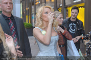 Pamela Anderson Shoppingtour - Innenstadt Wien - Do 18.06.2015 - Pamela ANDERSON spaziert durch Wien Vienna mit Weinglas78