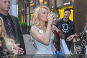 Pamela Anderson Shoppingtour - Innenstadt Wien - Do 18.06.2015 - Pamela ANDERSON spaziert durch Wien Vienna mit Weinglas79