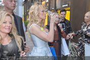 Pamela Anderson Shoppingtour - Innenstadt Wien - Do 18.06.2015 - Pamela ANDERSON spaziert durch Wien Vienna mit Weinglas81
