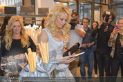 Pamela Anderson Shoppingtour - Innenstadt Wien - Do 18.06.2015 - Pamela ANDERSON bei Weisz9