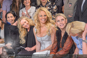Liska Modenschau mit Pamela Anderson - ErsteBank Lounge - Do 18.06.2015 - Pamela ANDERSON42