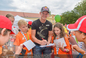 SuperFit Kindertag - Altes AKH - Mi 08.07.2015 - Thomas MORGENSTERN gibt Kindern Autogramme11