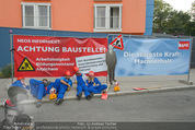 Kanzlerfest - Gartenhotel Altmannsdorf - Fr 21.08.2015 - NEOS Protestaktion vor dem Hotel1