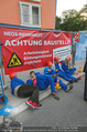 Kanzlerfest - Gartenhotel Altmannsdorf - Fr 21.08.2015 - NEOS Protestaktion vor dem Hotel3