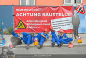 Kanzlerfest - Gartenhotel Altmannsdorf - Fr 21.08.2015 - NEOS Protestaktion vor dem Hotel4