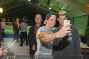 30 Jahresfeier - Europahalle - Fr 11.09.2015 - Selfies und Autogramme mit Dominic THIEM286