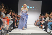 Vienna Fashion Week Finalshow - MQ Vienna Fashion Week Zelt - So 13.09.2015 - Model am Laufsteg, Modenschau fr Ninali177