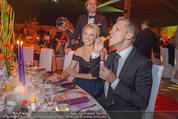 Ronald McDonald Gala - Marx Halle - Do 22.10.2015 - Sabine LISICKI, Oliver POCHER macht Seifenblasen103