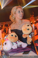 Ronald McDonald Gala - Marx Halle - Do 22.10.2015 - Sabine LISICKI mit Stofftieren (Schildkrten)154