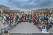 100 Miss Earth - Belvedere - Fr 27.11.2015 - Gruppenfoto 100 Miss Earth vor dem oberen Belvedere1