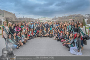 100 Miss Earth - Belvedere - Fr 27.11.2015 - Gruppenfoto 100 Miss Earth vor dem oberen Belvedere15
