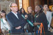 100 Miss Earth - Belvedere - Fr 27.11.2015 - Die Missen (Miss Earth) in der Ausstellung8