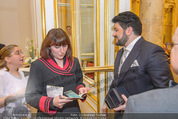 Anna Netrebko Hochzeit - Trauung - Palais Coburg - Di 29.12.2015 - Yusif EYVAZOV mit Standesbeamtin (Passkontrolle)45