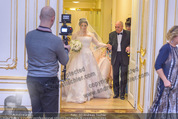 Anna Netrebko Hochzeit - Trauung - Palais Coburg - Di 29.12.2015 - Vater Yuri bringt Tochter Anna NETREBKO zur Trauung50