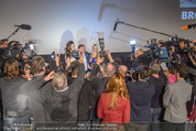 Brooke Shields PK - Lugner City - Mi 03.02.2016 - Brooke SHIELDS, Richard und Cathy LUGNER inmitten Medien Presse23