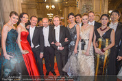 Opernball - Red Carpet - Staatsoper - Do 04.02.2016 - Dominique MEYER mit Staatsoper Knstlern Gruppenfoto1