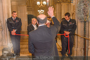 Opernball - Red Carpet - Staatsoper - Do 04.02.2016 - Dominque MEYER winkt Alexander TUMA27