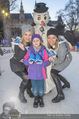 SuperFit Eisstockschießen - Rathausplatz - Mi 24.02.2016 - Missy MAY mit Marie, Sylvia GRAF24