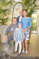 Sommerfest - Ronald McDonald Kinderhilfehaus - Do 02.06.2016 - Sonja KLIMA, Oliver HOFFINGER, Kind Sienna, Robert SCHEDL2