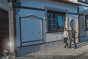 Homestory Jose Feliciano - Privathaus Leobersdorf - Mi 23.11.2016 - Jose FELICIANO und Carmen SCHRF vor dem Haus45