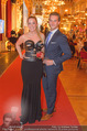 LOOK Gala - Rathaus - Mi 30.11.2016 - Marina HRMANSEDER mit Freund335