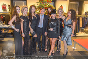 Richard Lugner bei Modenschau - Miss Moda Lugner City - Sa 10.12.2016 - Richard LUGNER mit Models, Lusy SKAYA1