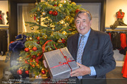 Richard Lugner bei Modenschau - Miss Moda Lugner City - Sa 10.12.2016 - Richard LUGNER mit Weihnachtsbaum Christbaum Geschenk6