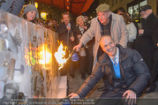 Opernball Eisbar Eröffnung - Schwarzes Kamel - Do 16.02.2017 - Peter FRIESE, Daniel SPOERRI arbeitet an seinem Kunstwerk Eisbar15