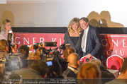 Goldie Hawn PK und Autogrammstunde - Lugner City - Mi 22.02.2017 - Goldie HAWN, Richard LUGNER im Blitzlichtgewitter27