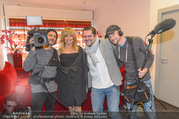 Goldie Hawn PK und Autogrammstunde - Lugner City - Mi 22.02.2017 - Goldie HAWN mit ATV Kamerateam31