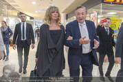 Goldie Hawn PK und Autogrammstunde - Lugner City - Mi 22.02.2017 - Goldie HAWN, Richard LUGNER schlendern durchs Einkaufszentrum36